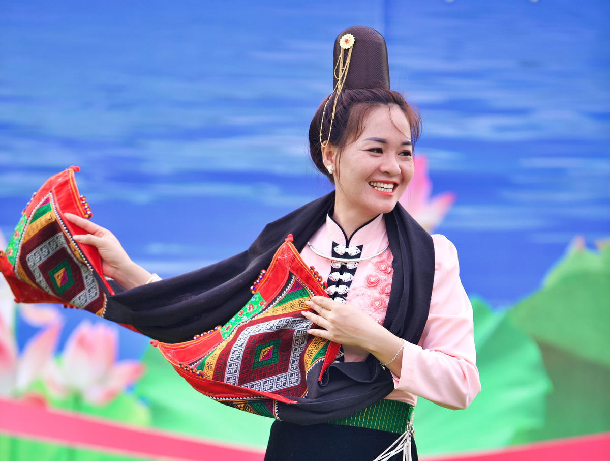 Điệu múa thể hiện sự khéo léo của đôi bàn tay của người phụ nữ thông qua những nét hoa văn tinh tế từ những chiếc khăn thổ cẩm do chính đồng bào tự dệt.
