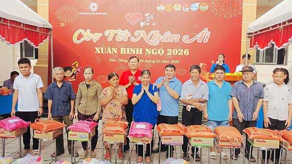 Lãnh đạo Hội CTĐ TP Hồ Chí Minh trao quà hỗ trợ người nghèo tại xã Dầu Tiếng. Ảnh: PD.