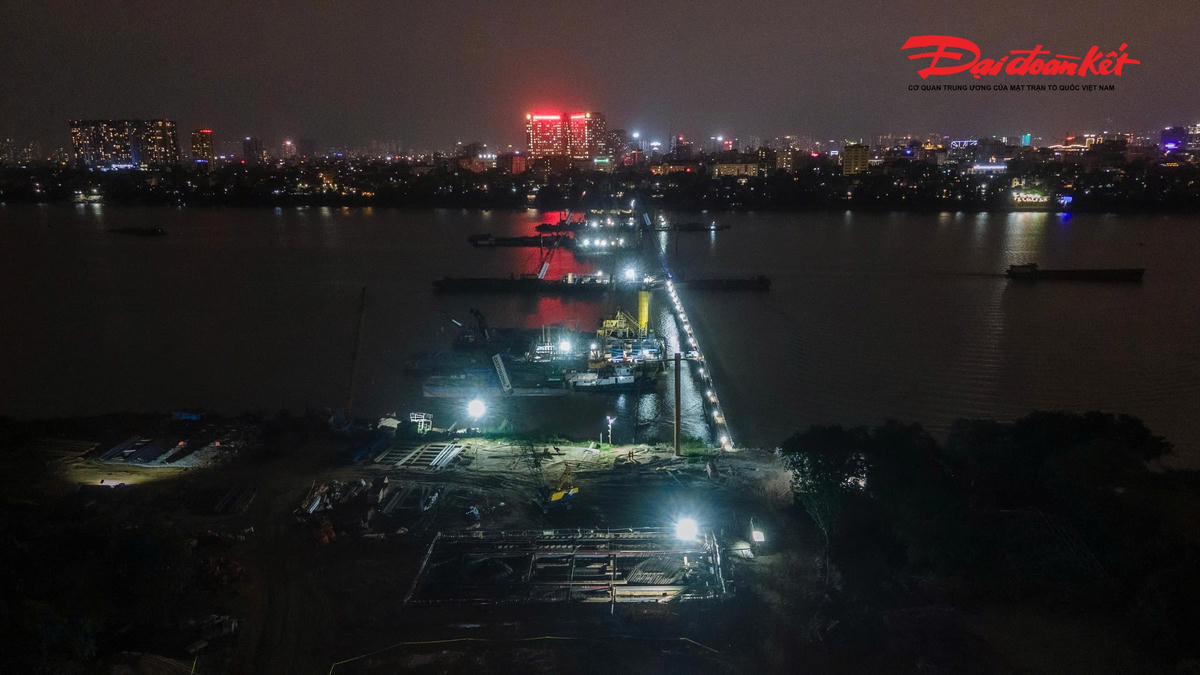Công trường cầu Trần Hưng Đạo sáng đèn xuyên đêm, hàng trăm kỹ sư, công nhân tăng tốc thi công các hạng mục trọng điểm trước mùa mưa lũ.