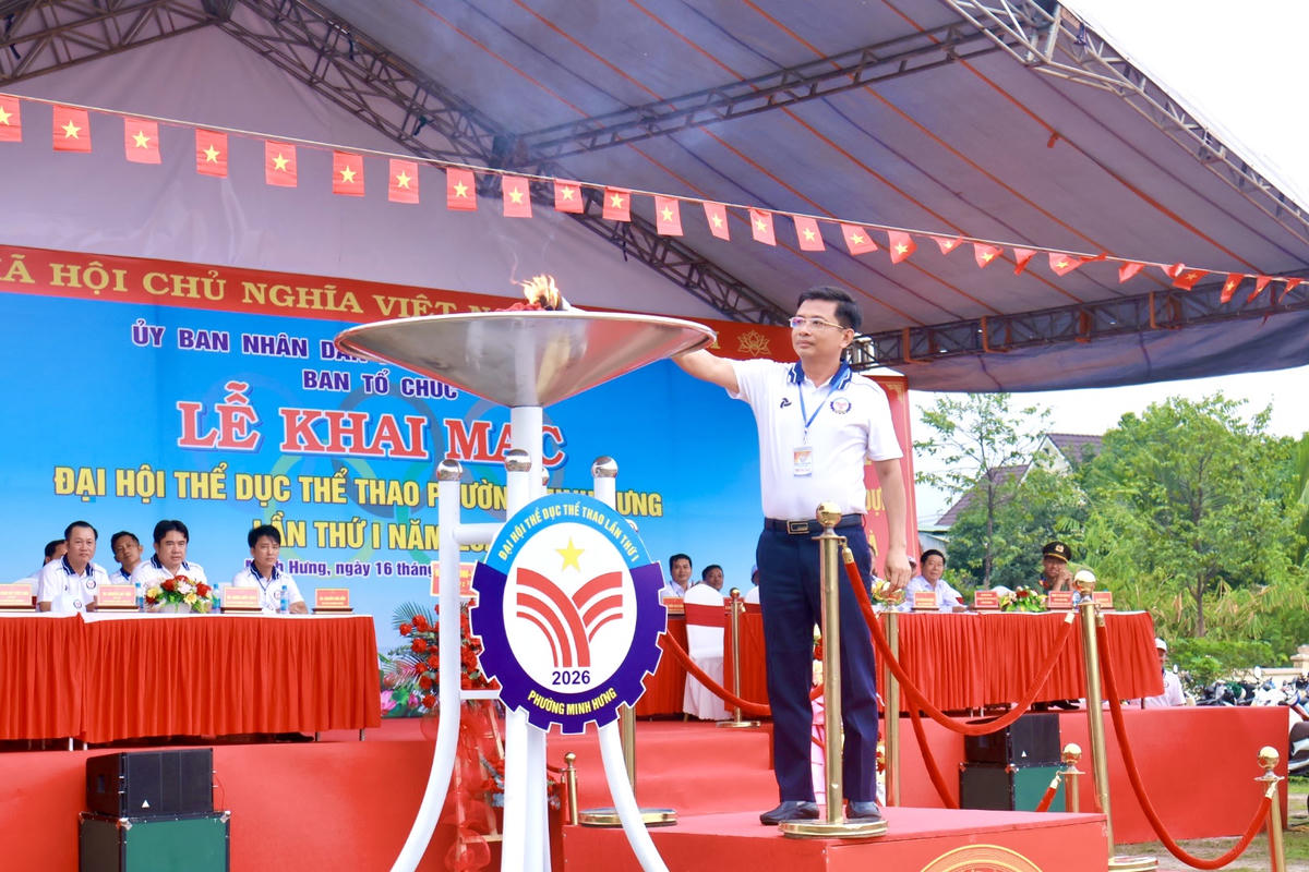 Lãnh đạo phường Minh Hưng đốt đuốc khai mạc Đại hội TDTT lần thứ I, năm 2026. Ảnh: H.L