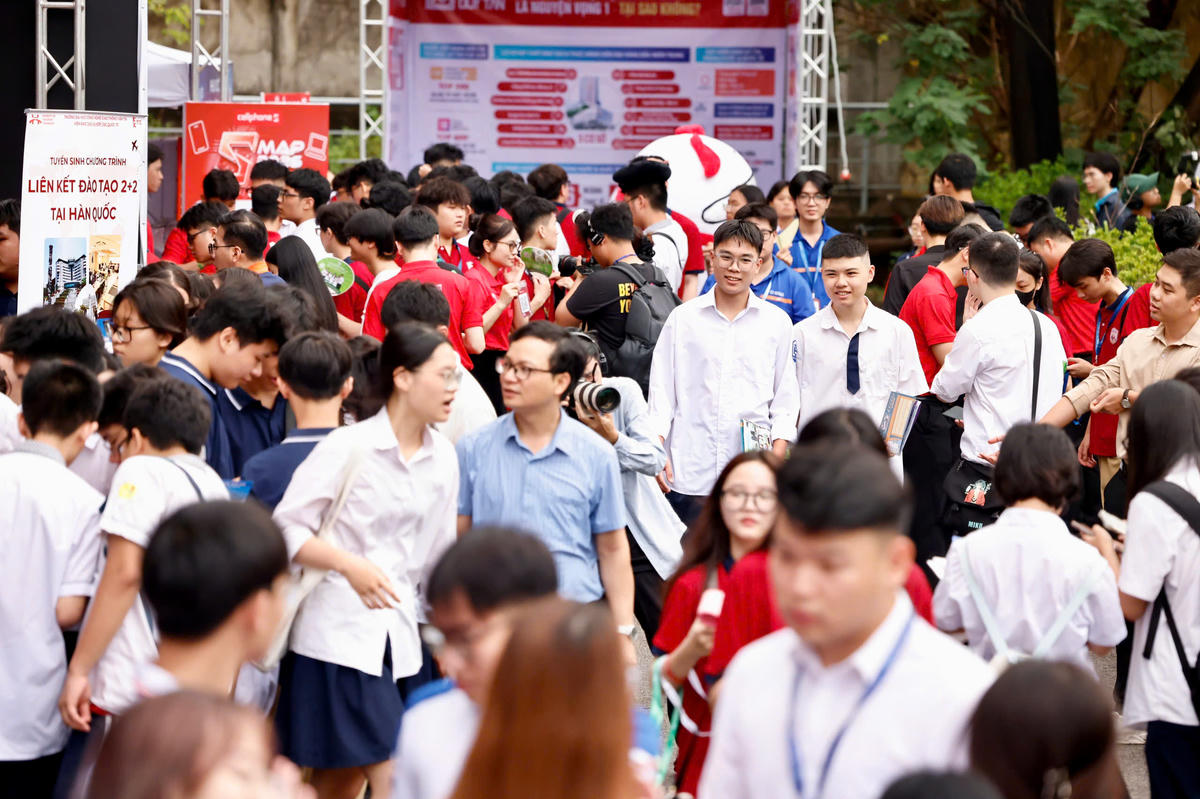 Ngày hội tuyển sinh khối các ngành khoa học và công nghệ năm 2026 thu hút sự tham gia của đông đảo học sinh và phụ huynh.