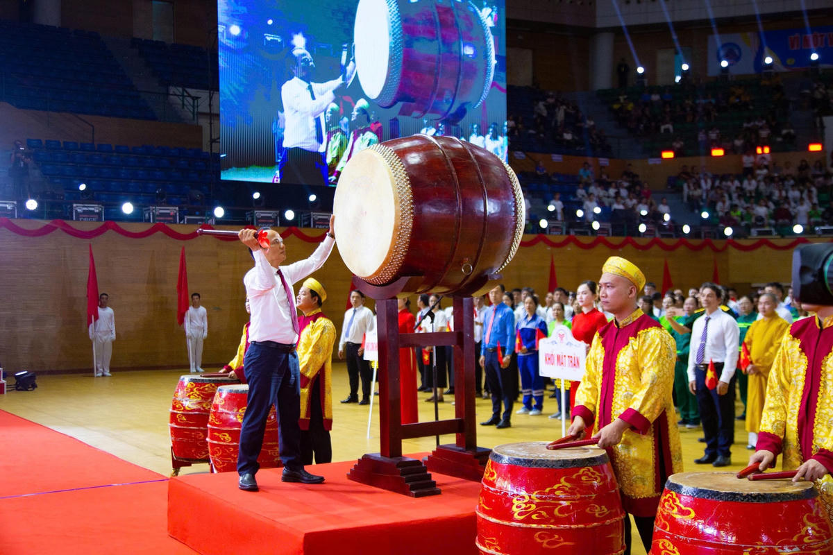 Phó Bí thư Thường trực Thành ủy Nguyễn Đình Vĩnh đánh trống khai mạc đại hội. Ảnh: Nguyễn Tú.