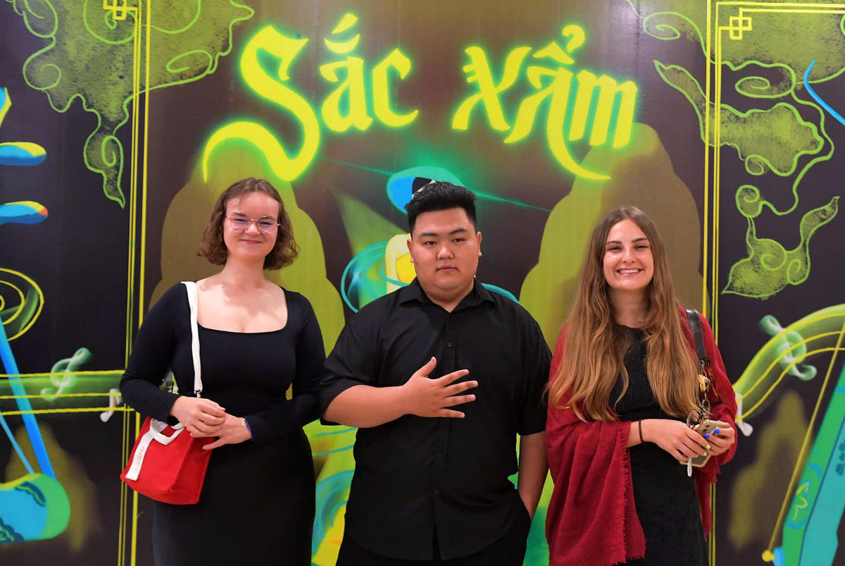 Du khách nước ngoài tham dự chương trình.