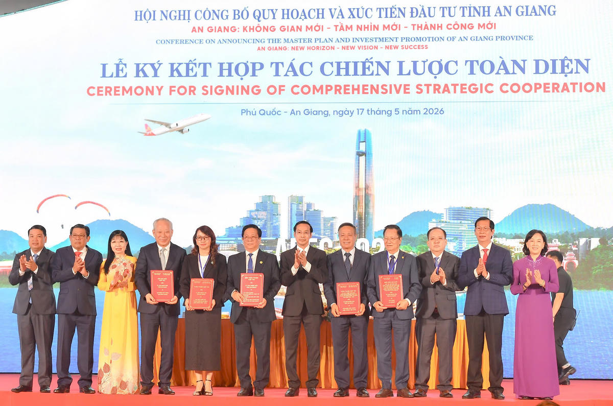 Lãnh đạo tỉnh An Giang ký kết hợp tác chiến lược toàn diện với các đơn vị. Ảnh: Văn Dương