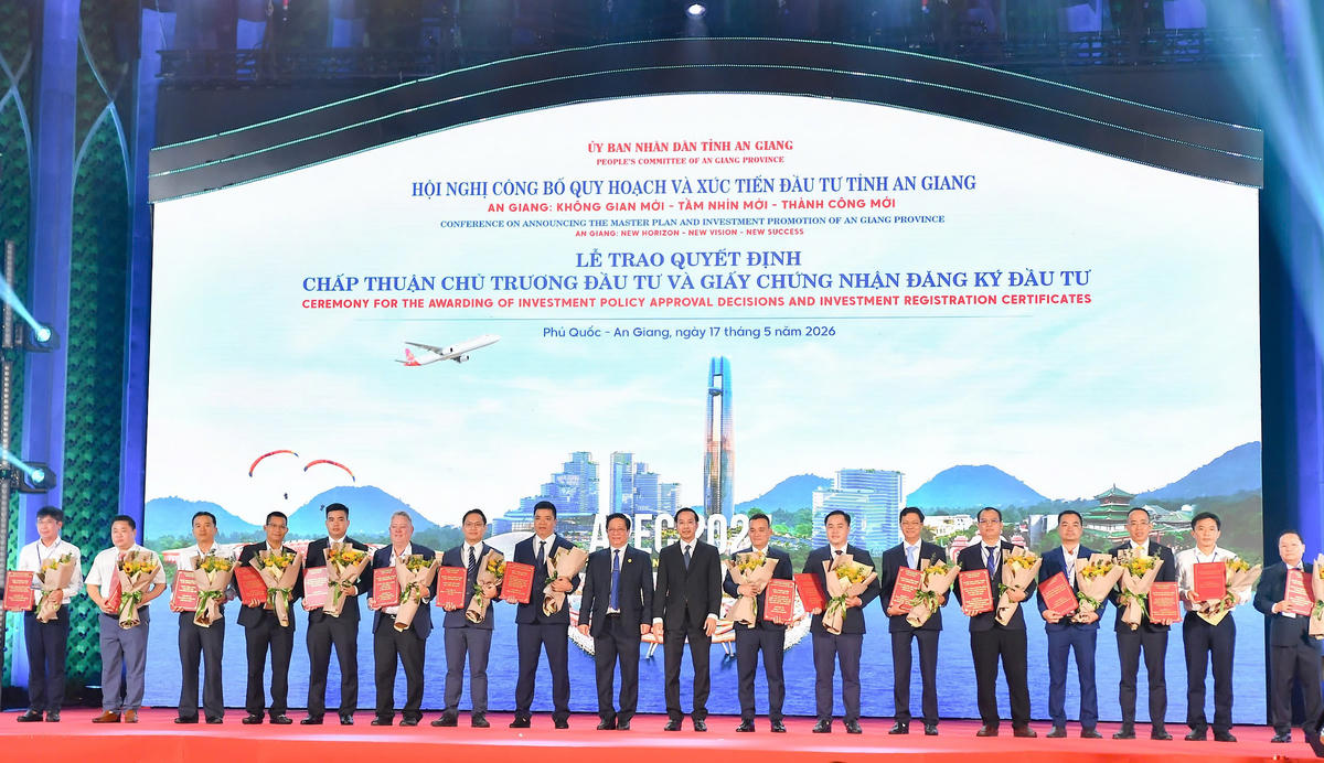 Lãnh đạo tỉnh An Giang trao Quyết định chấp thuận chủ trương đầu tư và Giấy chứng nhận đăng ký đầu tư. Ảnh: Văn Dương.