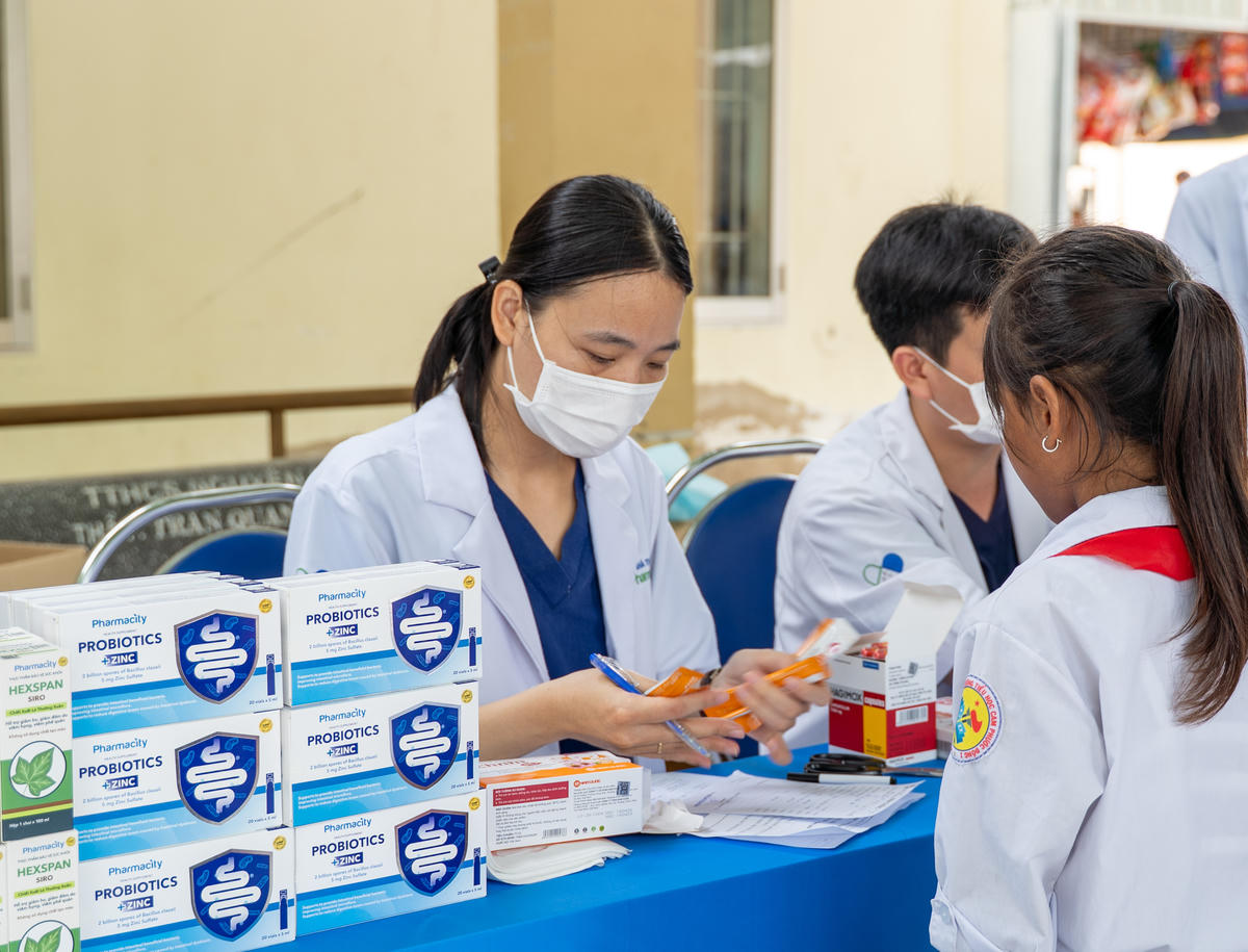 300 trẻ em có hoàn cảnh khó khăn tại phường Ba Ngòi, tỉnh Khánh Hòa đã được tư vấn khám sức khỏe và phát thuốc miễn phí. Ảnh: Thu Hà