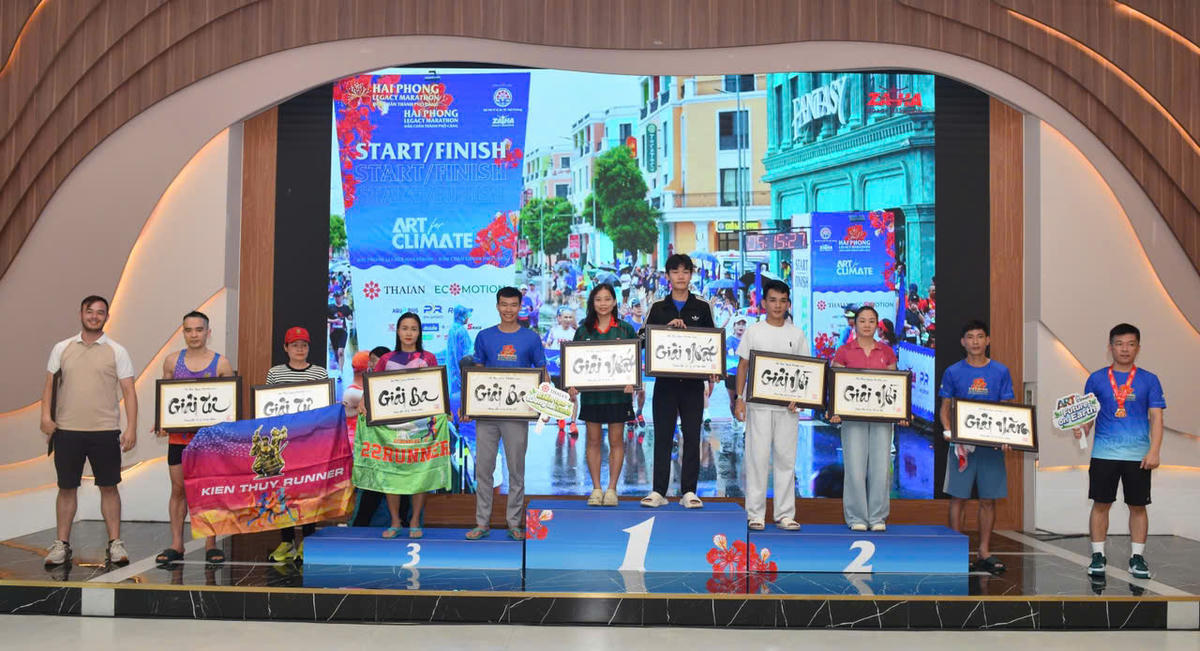 Ông Nguyễn Khoa Trường, Chủ tịch HĐQT Thái An Holdings Group (bìa phải) trao giải thưởng. Ảnh: BTC.