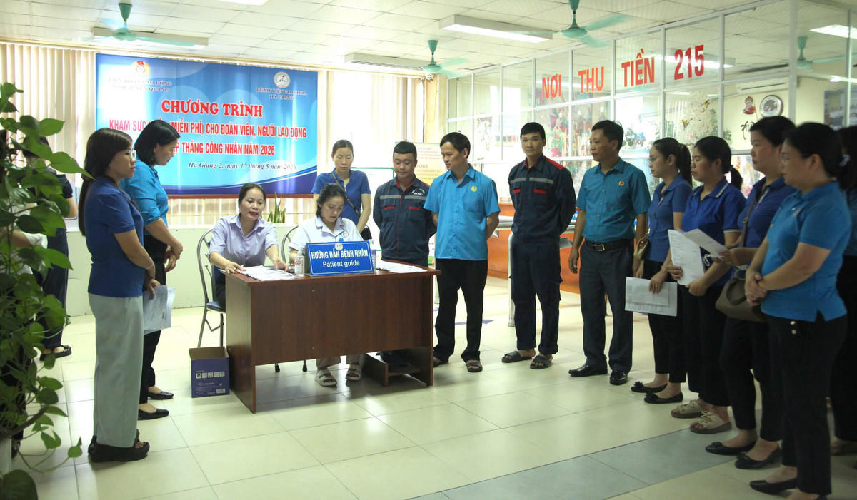  Ông Triệu Tài Phong, Phó Chủ tịch Ủy ban MTTQ Việt Nam tỉnh, Chủ tịch Liên đoàn Lao động tỉnh Tuyên Quang thăm hỏi đoàn viên, người lao động tham gia khám sức khỏe miễn phí.