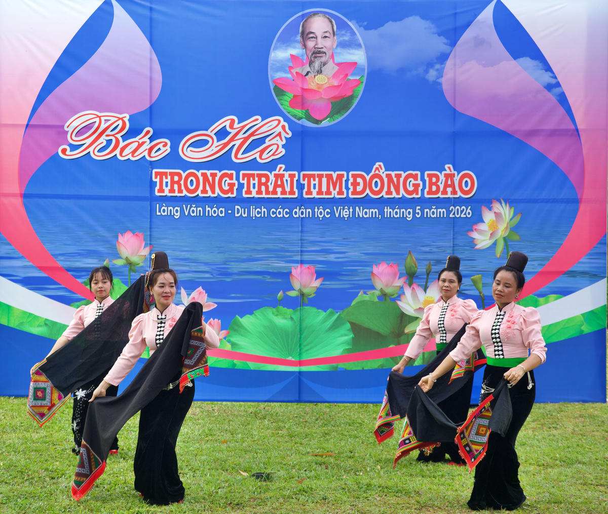 Với người phụ nữ Thái, nghề dệt truyền thống thể hiện sự khéo léo, trình độ thẩm mỹ của con gái Thái và tạo nên vẻ đẹp riêng trong trang phục của họ.&nbsp;
