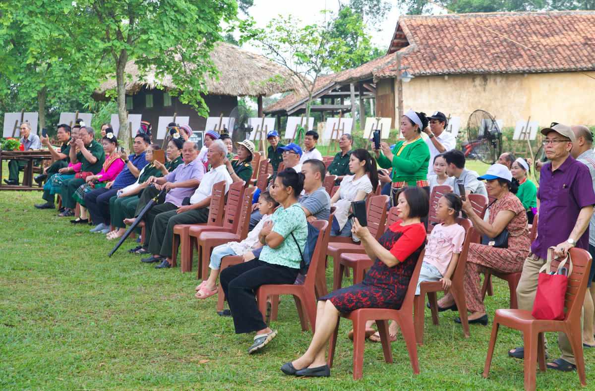 Du khách cùng đồng bào thưởng thức những làn điệu dân ca dân vũ hướng về Bác Hồ kính yêu.