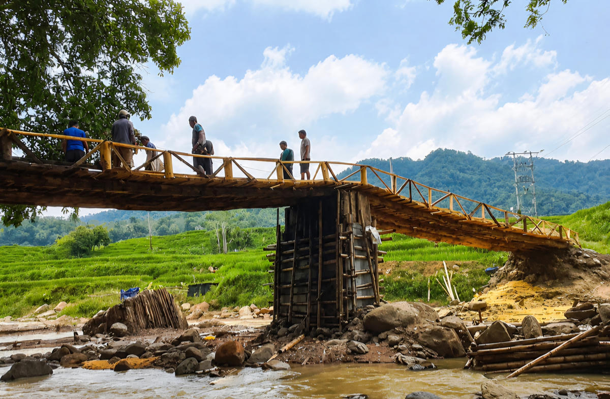 Cây cầu mới bắc qua suối Yên dần được hình thành. Ảnh: Nguyễn Chung.