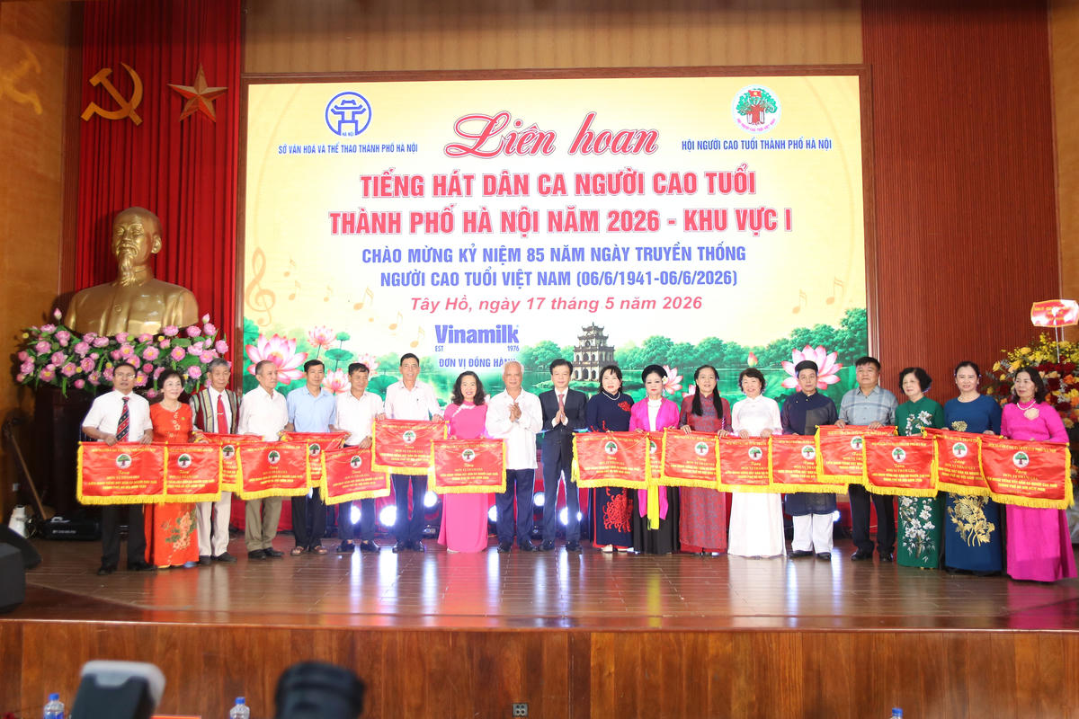 Hội Người cao tuổi thành phố Hà Nội trao tặng cờ lưu niệm cho các đội thi tham dự Liên hoan tiếng hát Dân ca người cao tuổi thành phố Hà Nội năm 2026 – Khu vực I. Ảnh: Tiến Đạt.