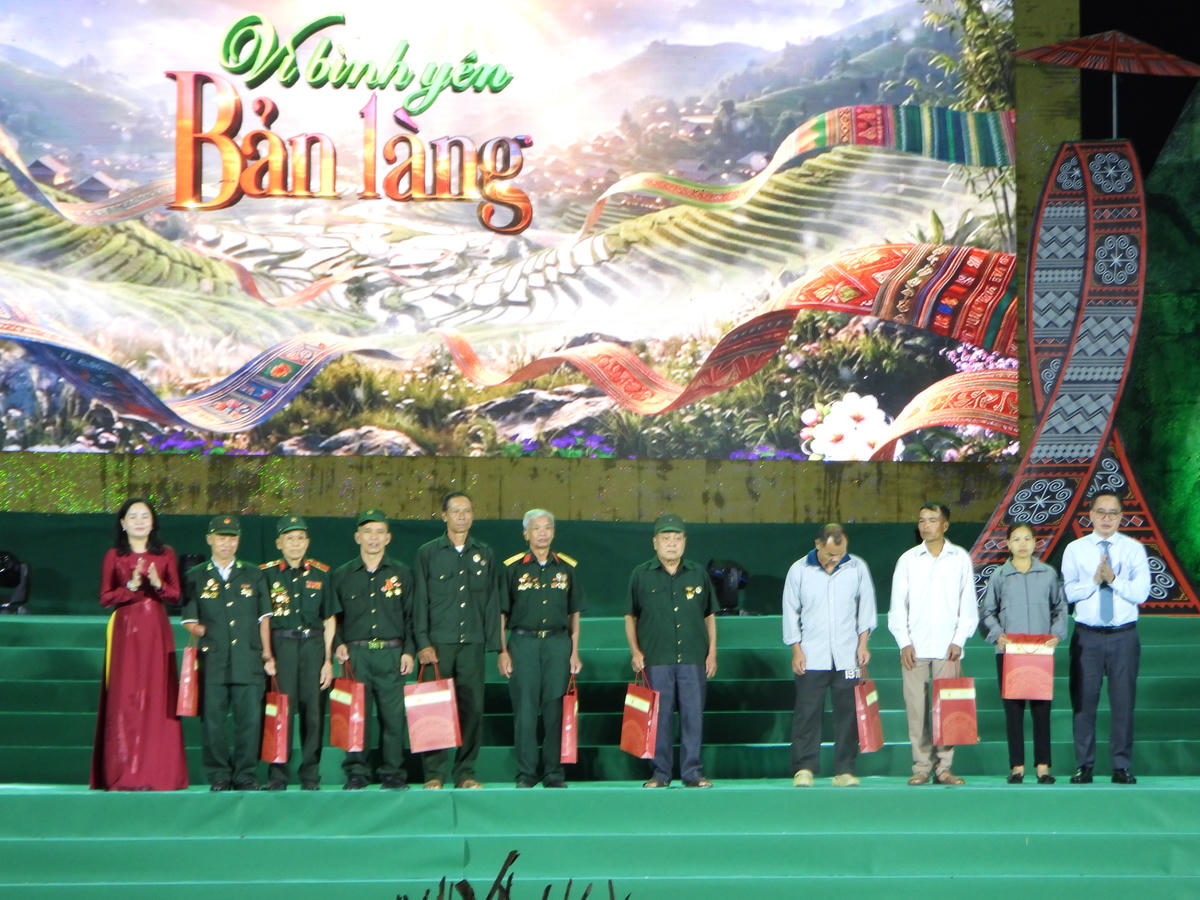 Thứ trưởng Bộ Văn hóa, Thể thao và Du lịch Trịnh Thị Thủy và Phó Tổng Giám đốc Đài Tiếng nói Việt Nam Phạm Mạnh Hùng tặng quà cho các gia đình chính sách.