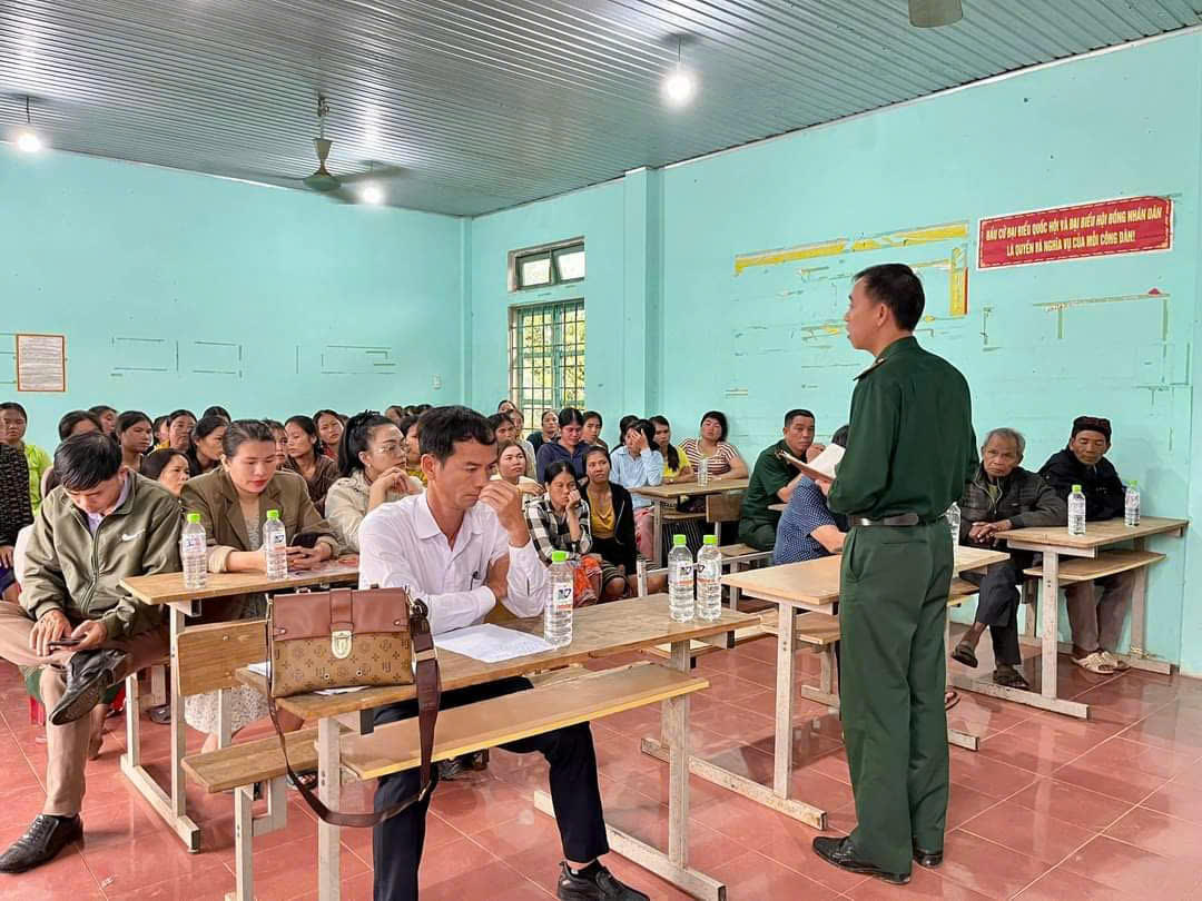 Công an xã Lao Bảo (tỉnh Quảng Trị) phối hợp với Đoàn TNCS Hồ Chí Minh xã tuyên truyền về phòng, chống ma túy.