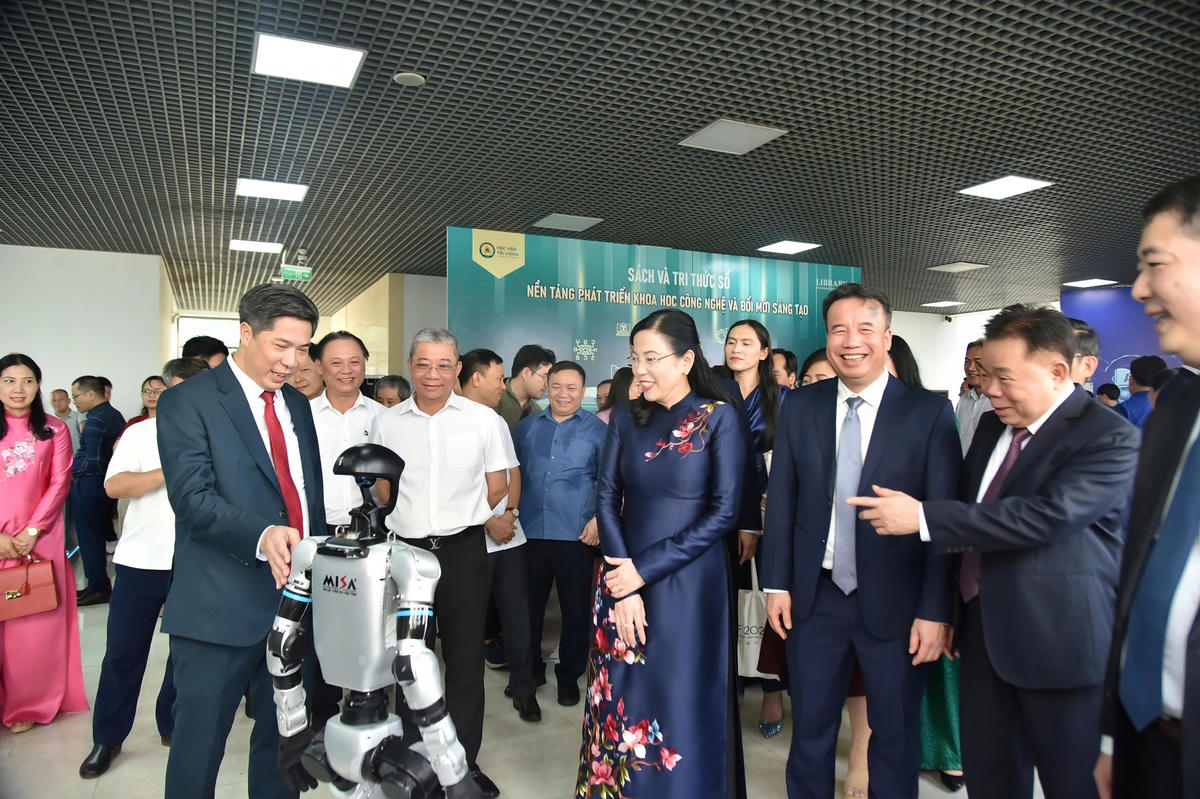 Các đại biểu tham quan các mô hình đổi mới sáng tạo.