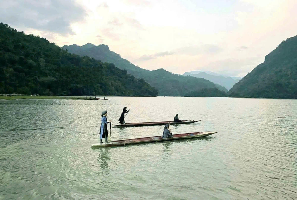 Chèo thuyền độc mộc trên hồ Ba Bể.