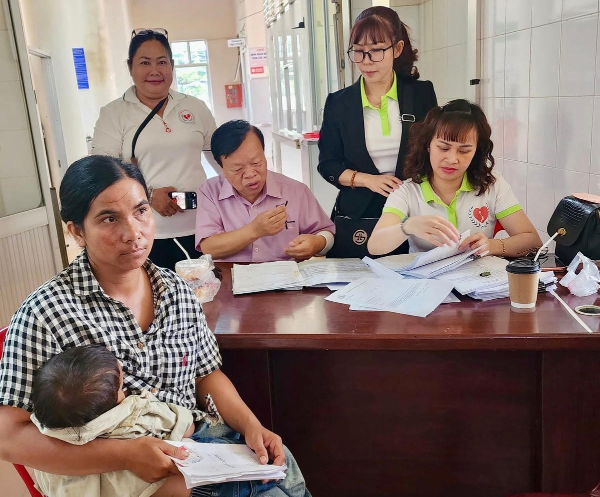 Hội Bảo trợ Bệnh nhân nghèo - Người khuyết tật và Bảo vệ quyền trẻ em tỉnh Lâm Đồng, lập hồ sơ từng trường hợp cho người dân để tài trợ phẫu thuật tim.