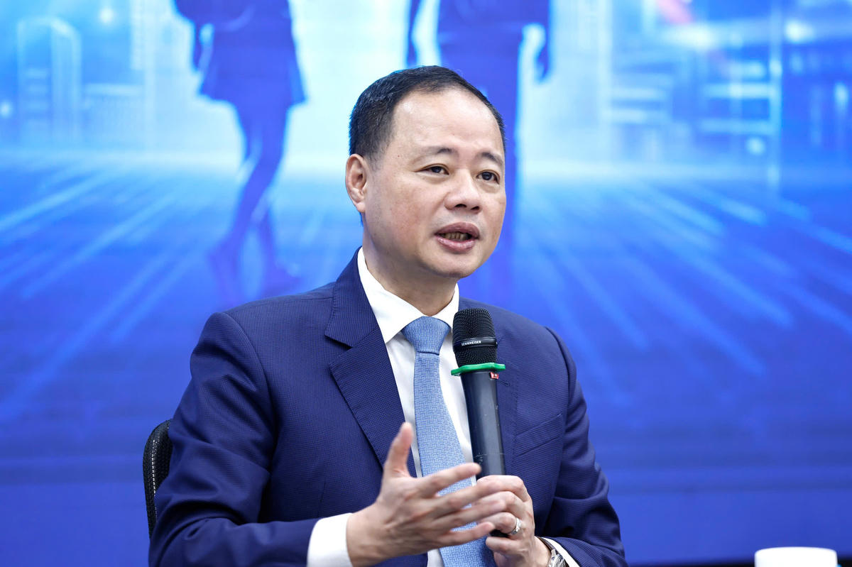 GS.TS Trần Hồng Thái - Phó Trưởng Ban Chính sách, Chiến lược Trung ương; Chủ tịch Viện Hàn lâm Khoa học và Công nghệ Việt Nam trao đổi với học sinh tại sự kiện.