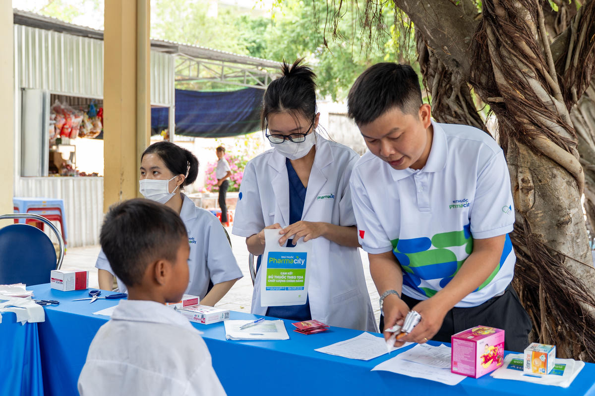 Tư vấn, tặng quà, hướng dẫn các em nhỏ sử dụng sản phẩm dinh dưỡng nâng cao sức khỏe. Ảnh: Thu Hà