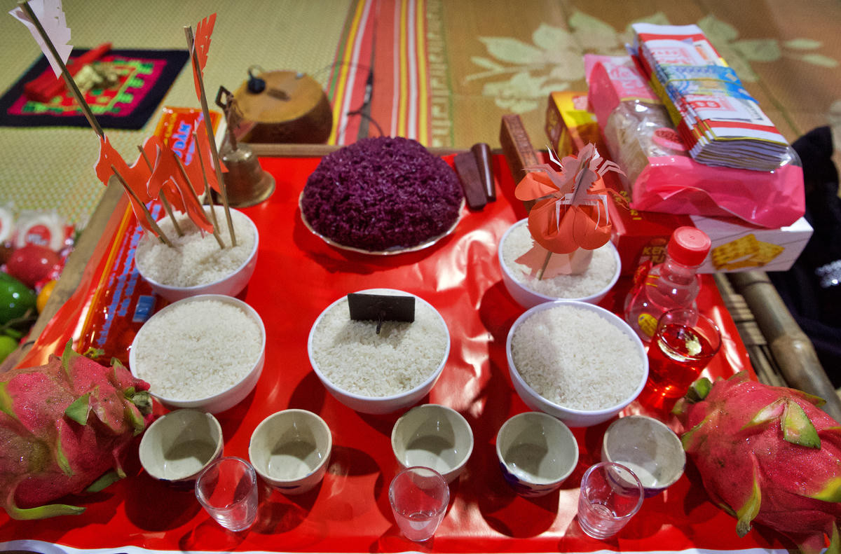 Nghi lễ gồm có 2 mâm lễ: Mâm lễ chính, thờ các vị tổ sư, thần linh và binh mã, trên mâm lễ gồm có 4 bát gạo, hương, nến, trứng gà, thẻ, lệnh, ấn, cờ và mâm lộc.