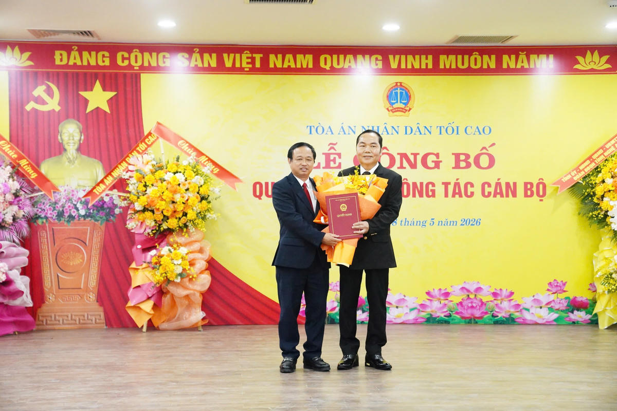Ông Nguyễn Biên Thùy, Ủy viên Ban Thường vụ Đảng ủy, Phó Chánh án TAND tối cao trao quyết định bổ nhiệm, tặng hoa chúc mừng tân Chánh án TAND tỉnh Hà Tĩnh Trần Ngọc Sơn.