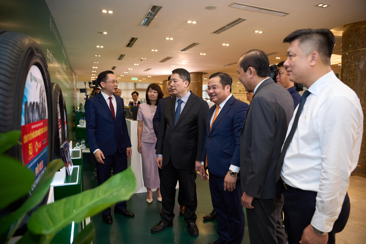 Các đại biểu tham quan Triển lãm.