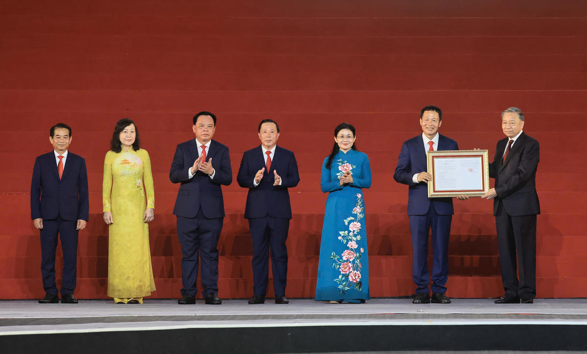 Tổng Bí thư, Chủ tịch nước Tô Lâm trao Nghị quyết số 30/2026/QH16 của Quốc hội về việc thành lập thành phố Đồng Nai cho Thành ủy Đồng Nai. Ảnh: BTC