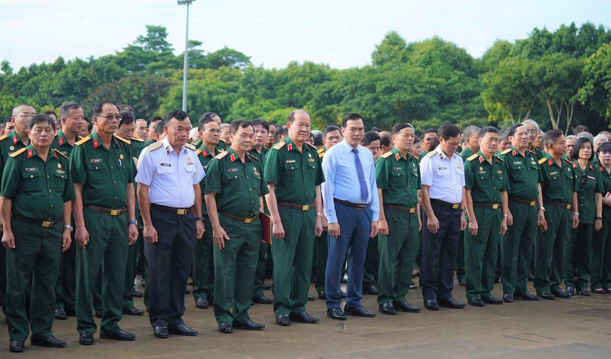 Đại biểu Hội Cựu chiến binh Việt Nam đã tổ chức Lễ báo công dâng lên Bác. Ảnh: Đình Sang.