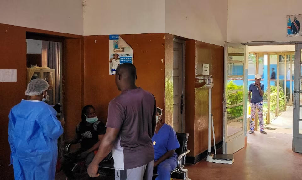 Người dân tại Bệnh viện Đa khoa Bunia sau khi xác nhận bùng phát dịch Ebola liên quan đến chủng Bundibugyo ở Bunia, tỉnh Ituri, Cộng hòa Dân chủ Congo. Nguồn: Reuters.
