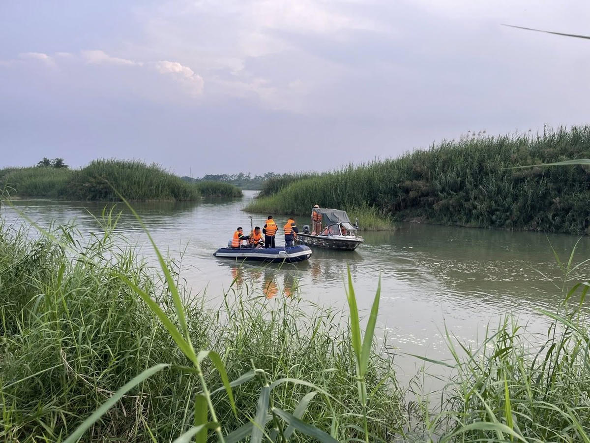 Lực lượng chức năng nỗ lực tìm kiếm, cứu nạn các nạn nhân bị mất tích. Ảnh: Công an tỉnh Phú Thọ.