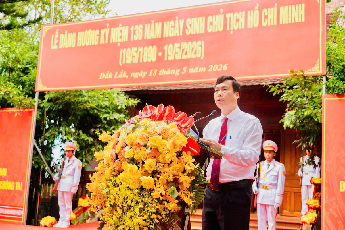 Ông Trần Hồng Tiến, Giám đốc Sở Văn hóa, Thể thao và Du lịch tỉnh Đắk Lắk đọc diễn văn ôn lại cuộc đời, sự nghiệp cách mạng vẻ vang của Chủ tịch Hồ Chí Minh. Ảnh: Lê Biết.