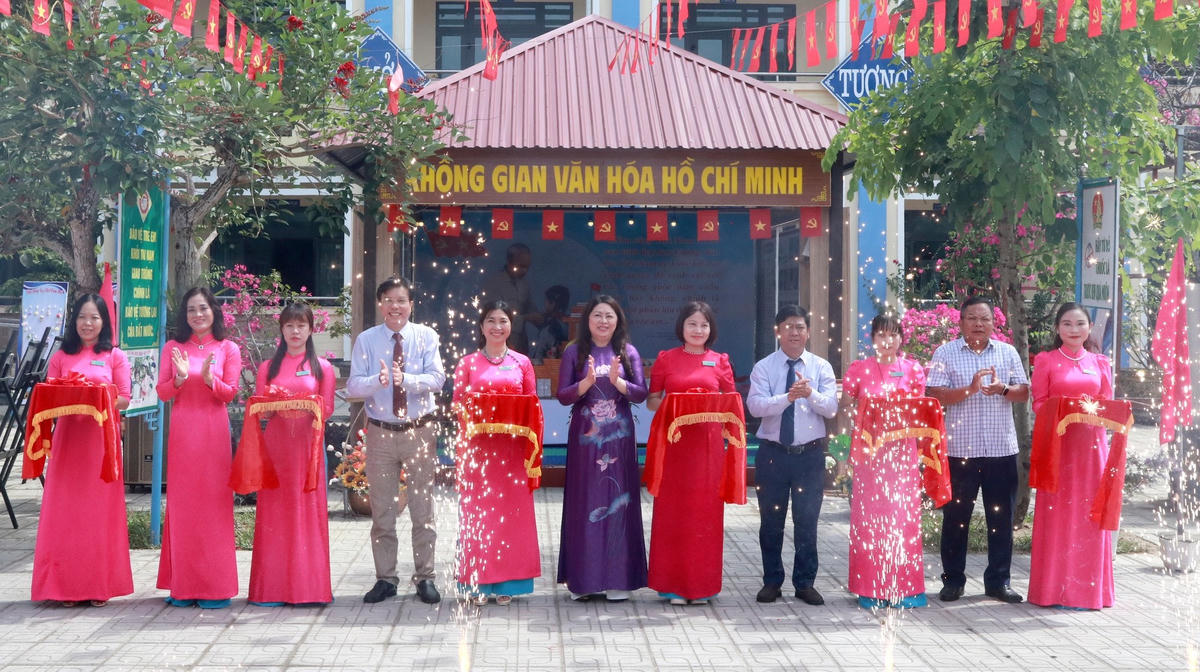 Lãnh đạo phường Tam Kỳ, TP Đà Nẵng thực hiện nghi thức cắt băng ra mắt mô hình “Không gian văn hóa Hồ Chí Minh” tại Trường THCS Huỳnh Thúc Kháng. Ảnh: Nguyễn Tín.