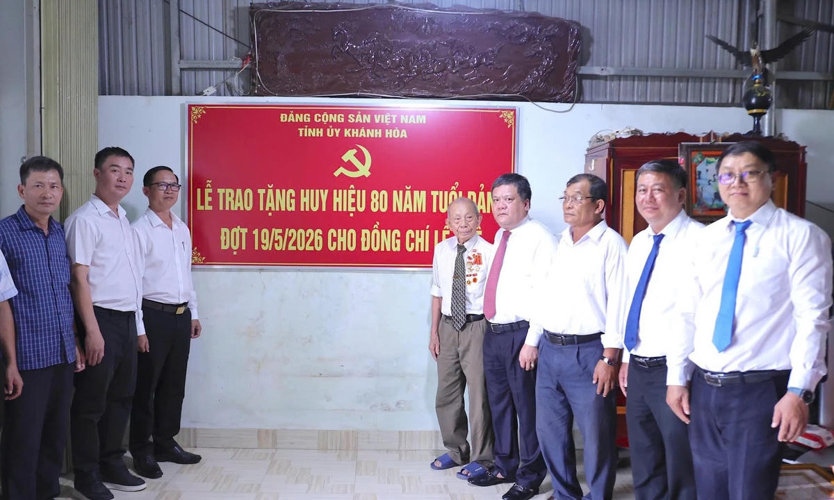 Lãnh đạo tỉnh Khánh Hòa và địa phương chúc mừng đảng viên Lê Phê nhận Huy hiệu 80 năm tuổi Đảng.