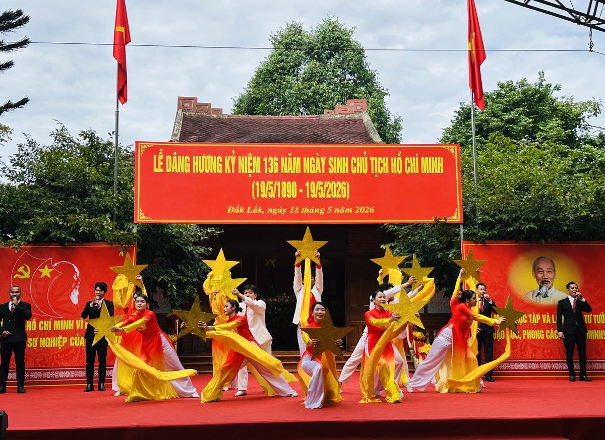 Tiết mục văn hóa đặc sắc tại lễ dâng hương. Ảnh: Lê Biết.