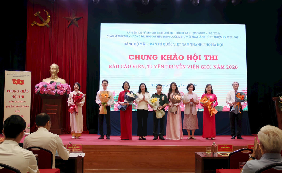 Bà Bùi Huyền Mai - Chủ tịch Ủy ban MTTQ Việt Nam thành phố Hà Nội và Phó Trưởng ban Tuyên giáo và Dân vận Thành ủy Hà Nội Nguyễn Thị Huệ cùng các thí sinh. Ảnh: PV