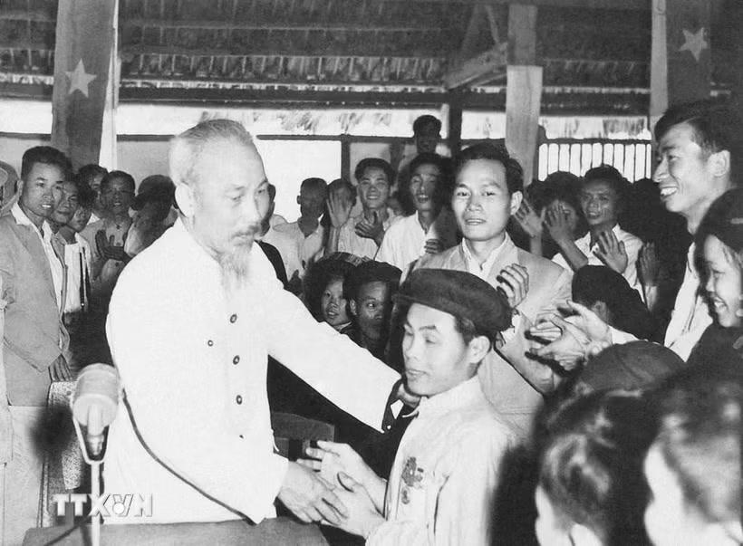 Tại Hội nghị Thanh niên xã hội chủ nghĩa khu Việt Bắc, Chủ tịch Hồ Chí Minh thăm hỏi chiến sỹ thi đua Phạm Trung Pồn, tuy bị mù cả hai mắt nhưng có nhiều sáng kiến cải tiến nông cụ (13/3/1960). (Ảnh: Tư liệu/TTXVN phát).