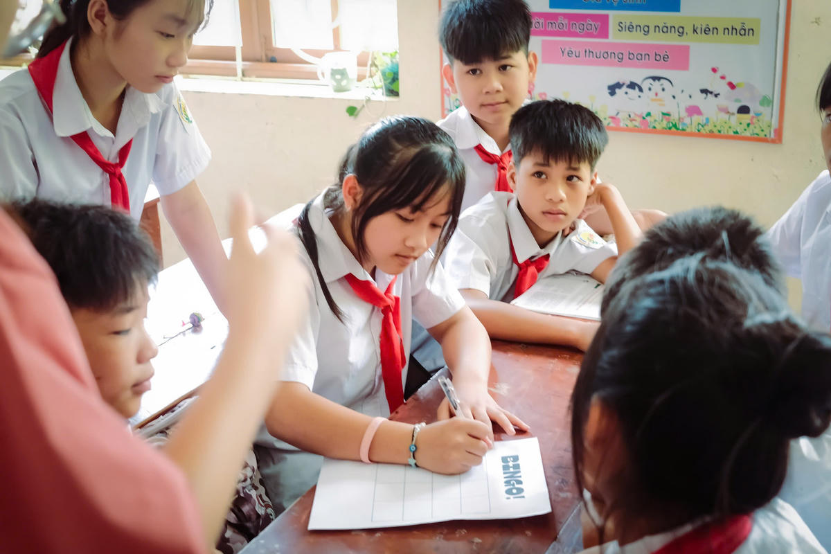 Các em học sinh Trường TH&THCS nhiệt tình hưởng ứng tiết học về kỹ năng sống do các thành viên Ban tổ chức trực tiếp giảng dạy. Ảnh: BTC.