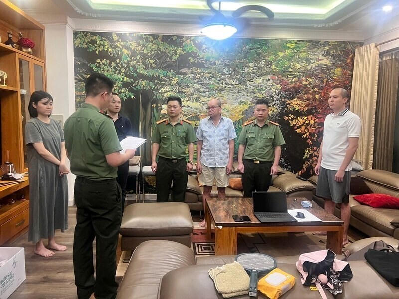 Cơ quan An ninh điều tra công bố lệnh khởi tố, bắt tạm giam giám đốc Công ty cổ phần Đường Lâm.(Ảnh: Công an tỉnh Lạng Sơn)
