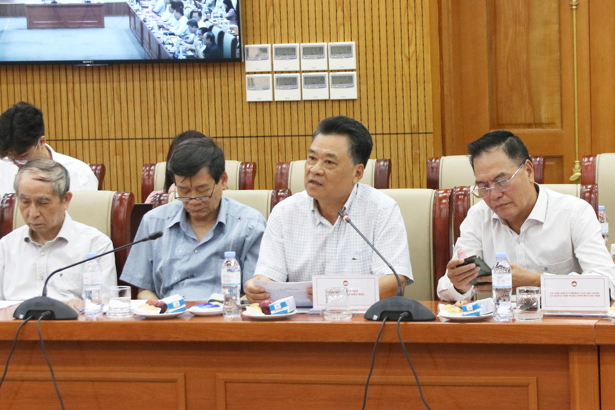 Ông Bùi Văn Bình - thành viên Hội đồng tư vấn về Đối ngoại và Kiều bào UBTƯ MTTQ Việt Nam nêu ý kiến tại Hội nghị.