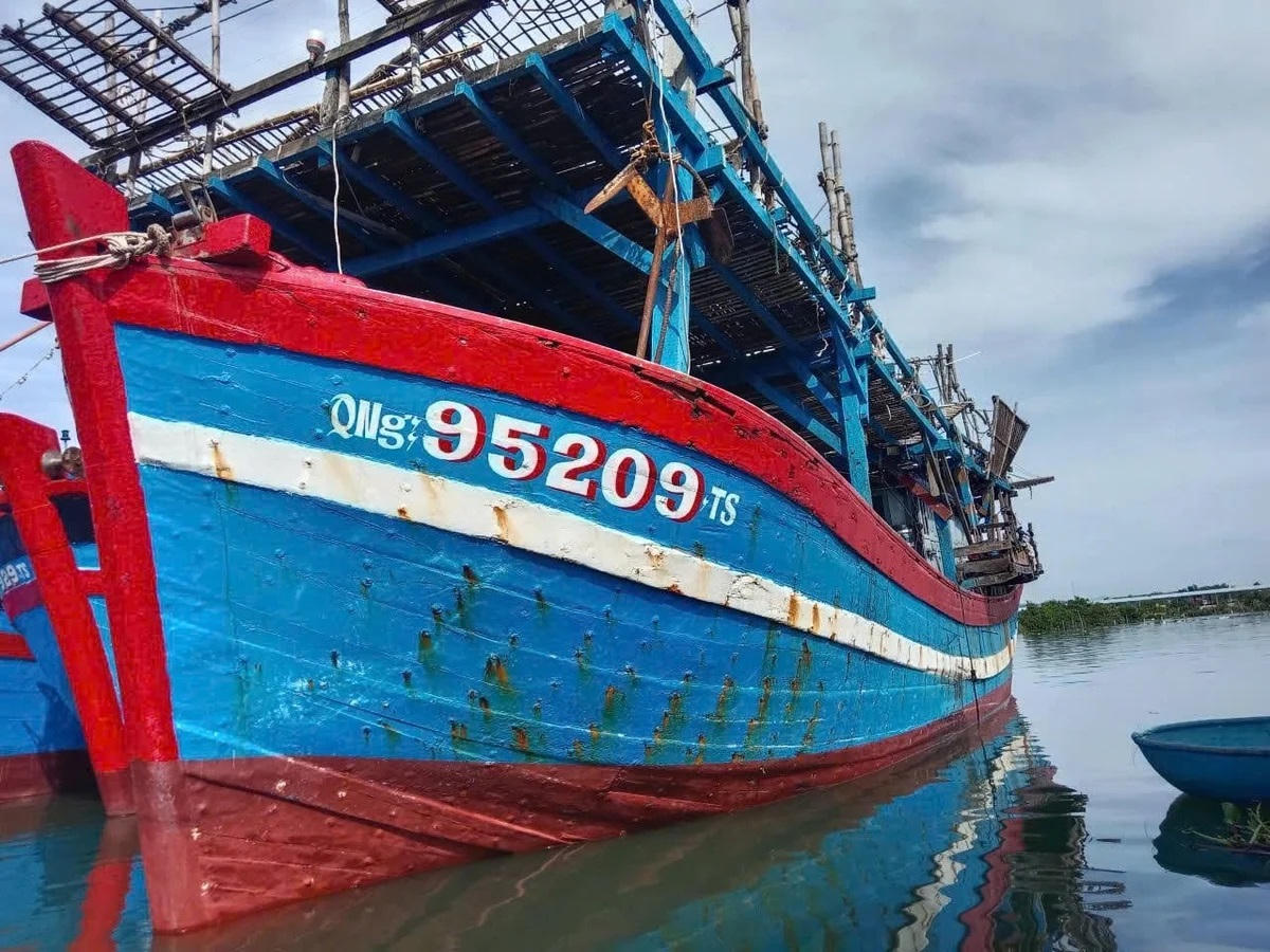Tàu cá QNg 95209TS gặp nặn trên vùng biển Hoàng Sa được lai dắt vào bờ an toàn. Ảnh: VT.