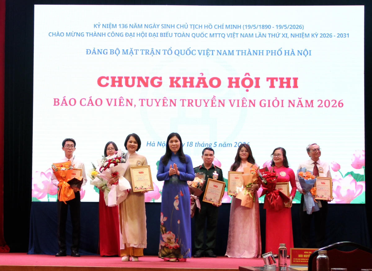 Bà Trần Thị Phương Hoa - Phó Chủ tịch Thường trực Ủy ban MTTQ Việt Nam thành phố Hà Nội trao bằng khen cho các thí sinh đạt giải. Ảnh: PV