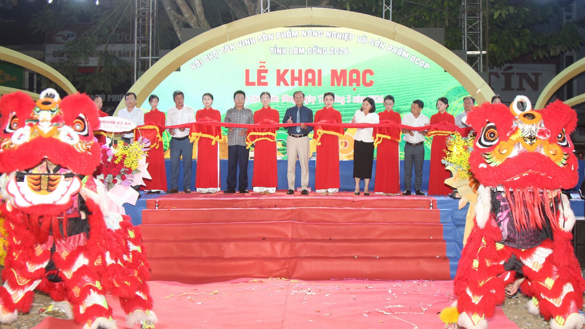 Cắt băng khánh thành hội chợ tôn vinh sản phẩm nông nghiệp và sản phẩm OCOP tỉnh Lâm Đồng năm 2026.
