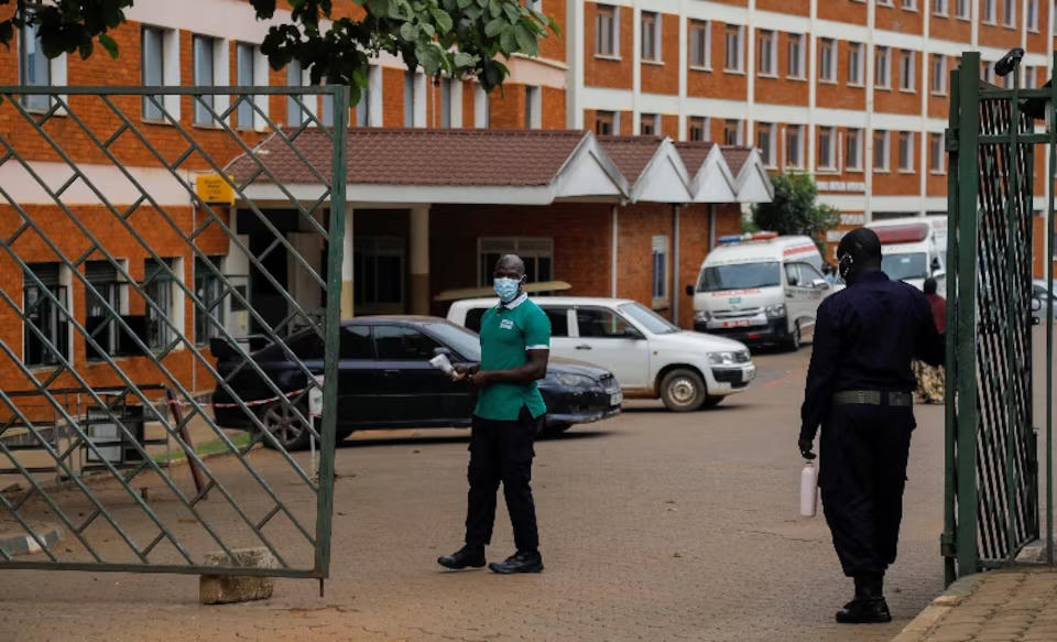 Khu vực cổng Bệnh viện Hồi giáo Kibuli, nơi một người đàn ông Congo qua đời vì virus Ebola Bundibugyo ở vùng ngoại ô Kibuli của Kampala, Uganda. Nguồn: Reuters.