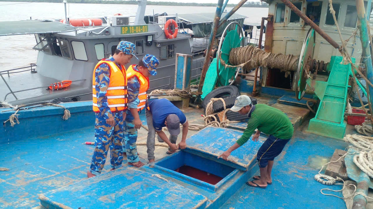 Lực lượng Biên phòng Vĩnh Long kiểm tra tàu cá, siết chặt chống khai thác thủy sản trái phép. (Ảnh: Trần Giỏi).