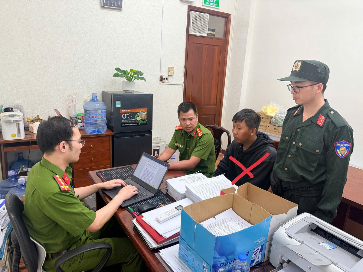 Cán bộ điều tra lấy lời khai đối tượng trong đường dây bị bắt giữ tại TP Hồ Chí Minh ngày 17/5/2026.