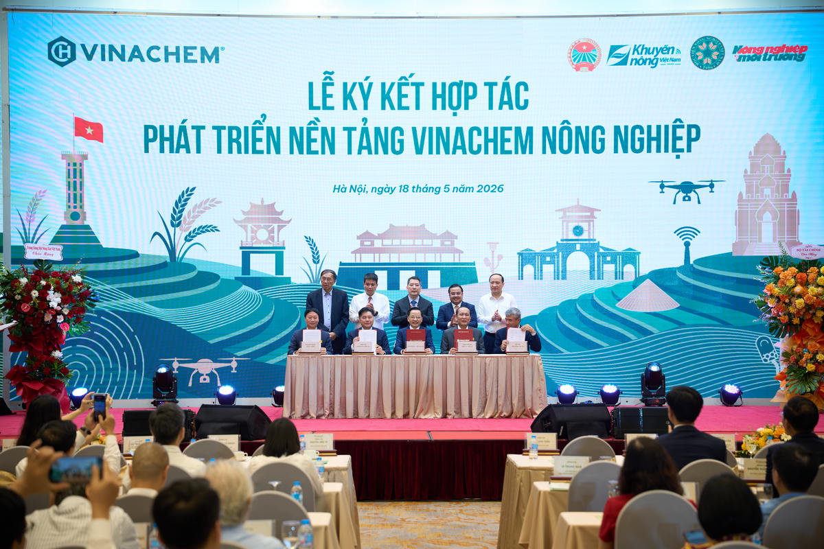Thứ trưởng Bộ Tài chính Cao Anh Tuấn và Chủ tịch Hội đồng thành viên Tập đoàn Hóa chất Việt Nam Phùng Quang Hiệp chứng kiến lễ ký kết hợp tác phát triển nền tảng Vinachem Nông nghiệp. 