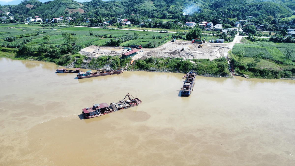 Một điểm tập kết cát tại bờ sông Hồng tại phường Âu Lâu, tỉnh Lào Cai. Ảnh: Đ.S.
