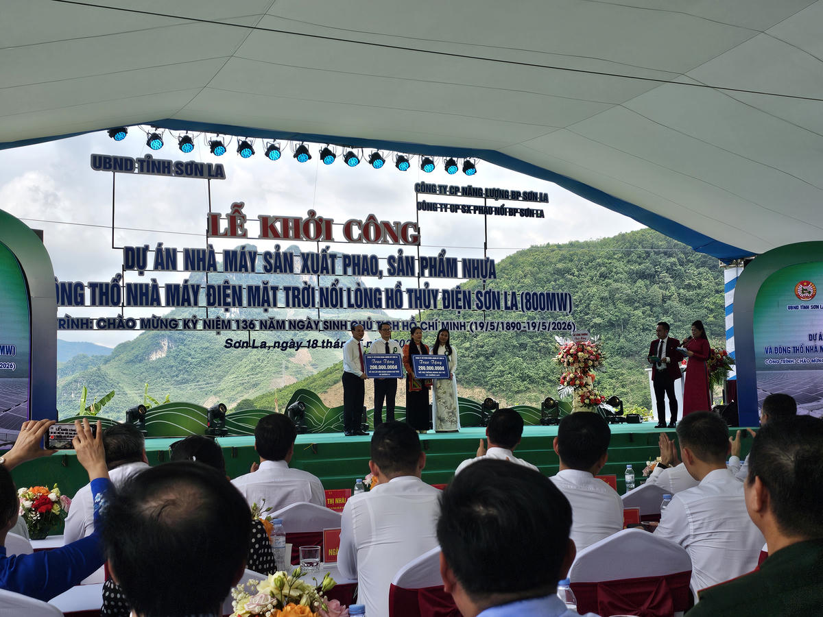 Đại diện chủ đầu tư trao quà hỗ trợ địa phương. Ảnh: T.H.