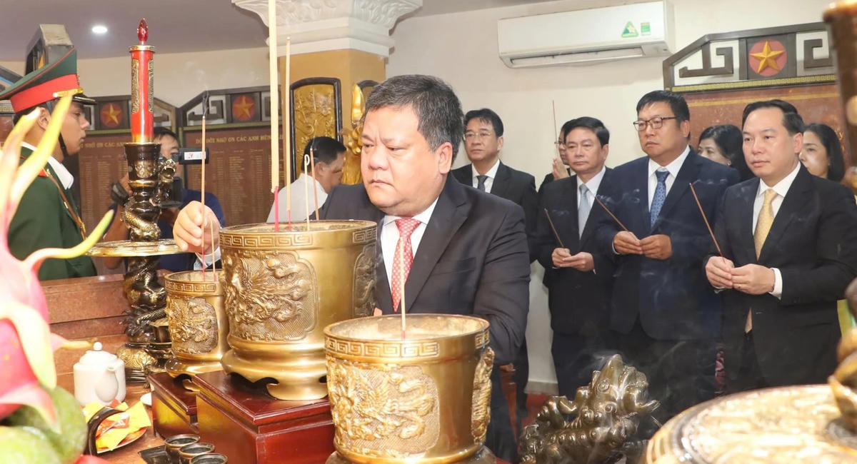 Ông Trần Phong, Bí thư Tỉnh ủy Khánh Hòa  cùng các lãnh đạo tỉnh dâng hương tưởng nhớ Chủ tịch Hồ Chí Minh và các anh hùng, liệt sĩ tại Điện thờ Tháp Trầm Hương.