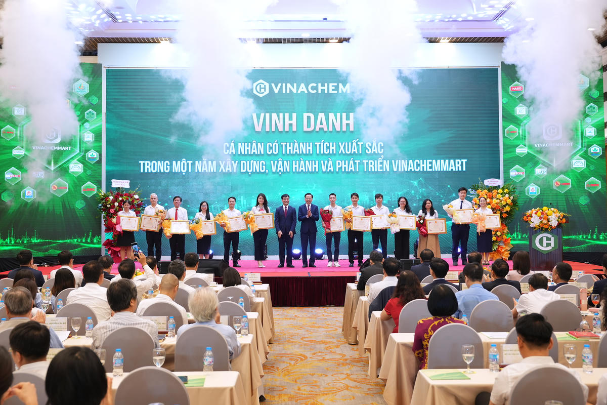 Vinh danh những cá nhân có thành tích xuất sắc trên sàn thương mại điện tử Vinachemart.